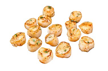 Beyaz arka planda izole edilmiş tereyağlı baharatlı deniz tarakları.