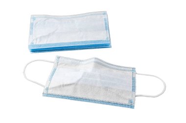 Doktor maskesi ve korona virüsü koruması. Tek kullanımlık yüz maskesi ve şekillendirilebilir burun klipsi. Beyaz arkaplanda izole edilmiş, üst görünüm
