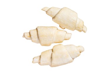 Köy tabaklarında pişmemiş ev yapımı kruvasan. Beyaz arkaplanda izole edilmiş, üst görünüm