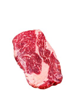 Beyaz arka planda izole edilmiş pirzola, çiğ biftek.