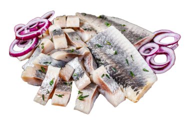 Salamura edilmiş ringa balığı dilimlenmiş fileto beyaz arka planda, üst tarafta.