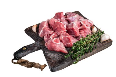 Taze çiğ domuz eti eti, beyaz arka planda izole edilmiş baharatlar, üst manzara.