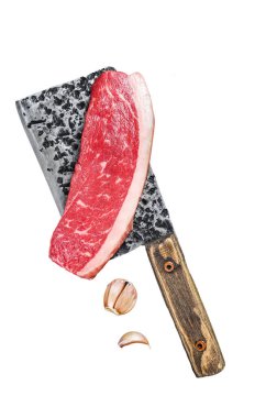 Kasap satırında taze çiğ sığır eti bifteği. Beyaz arkaplanda izole edilmiş, üst görünüm