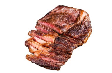 Kızarmış ve dilimlenmiş biftek bifteği. Beyaz arka planda, üst tarafta.