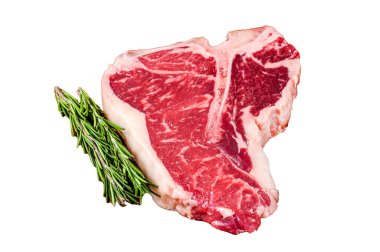 Çiğ biftek bifteği, beyaz arka planda yalıtılmış otlar, üst manzara.