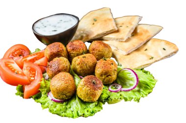 Pide ekmeği, taze sebze ve soslu vejetaryen falafel sosu. Beyaz arka planda izole edilmiş.