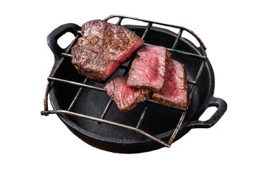 Izgarada ızgara fileminyon biftek. Beyaz arkaplanda izole edilmiş, üst görünüm