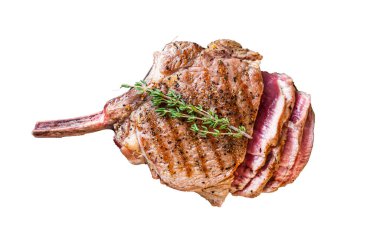Izgara Tomahawk bifteği ve otlar. Beyaz arkaplanda izole edilmiş, üst görünüm