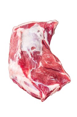 Kemiğin üzerinde çiğ koyun eti var. Beyaz arkaplanda izole edilmiş, üst görünüm