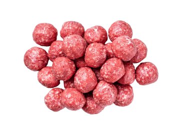 Beyaz arka planda izole edilmiş baharatlı pişmemiş sığır eti ve domuz köftesi.