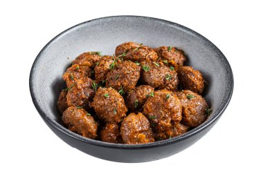 Domates soslu kızarmış köfte kıyma ve domuz etinden. Beyaz arkaplanda izole edilmiş, üst görünüm