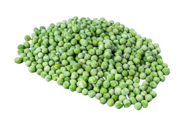 Ham donmuş yeşil bezelyeler beyaz arkaplanda izole edilmiş, üst görünüm