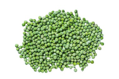 Ham donmuş yeşil bezelyeler beyaz arkaplanda izole edilmiş, üst görünüm