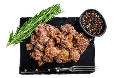 Mermer bir tahtanın üzerinde kuzu yahnisi ve et. Beyaz arkaplanda izole edilmiş, üst görünüm