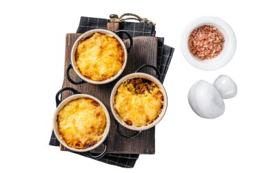 İngiliz çoban böreği, kıymalı patates püresi ve çedar peyniri kabuğu. Beyaz arkaplanda izole edilmiş, üst görünüm