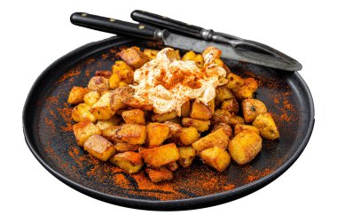 Patatas Bravas, geleneksel İspanyol mezeleri, baharatlı domates soslu fırında patates. Beyaz arkaplanda izole edilmiş, üst görünüm