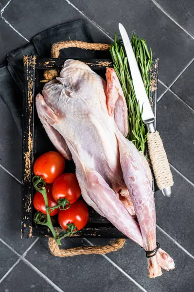 Wildvogel Rohe Guineafeule Perlhuhn Zum Kochen Bereit Schwarzer Hintergrund Ansicht — Stockfoto