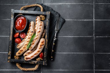 Baharatlı ve otlu ızgara sucuklu et sosisi. Siyah arka plan. Üst Manzara. Boşluğu kopyala.