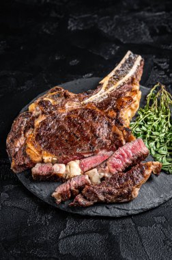 Kızarmış Tomahawk ya da biftekli kovboy. Siyah arka plan. Üst görünüm.