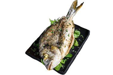 Kesme tahtasında otlu kavrulmuş balık. Beyaz arkaplanda izole edilmiş, Üst görünüm