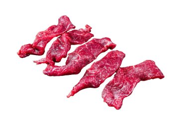 Çiğ mermer et, sığır eti için ince şeritler halinde kesilmiş. Beyaz arkaplanda izole edilmiş, Üst görünüm
