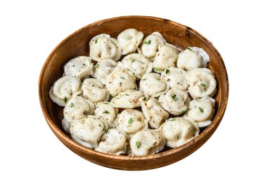 Ev yapımı Rus köfteleri Pelmeni. Tahta bir kasede sığır eti ve domuz eti. Beyaz arkaplanda izole edilmiş, Üst görünüm