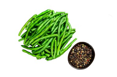 Beyaz arka planda izole edilmiş taze yeşil fasulyeler, Üst Manzara