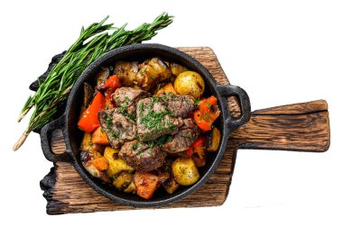 Koyu kırsal kesim tahtasındaki tencerede et güveci. Beyaz arkaplanda izole edilmiş, Üst görünüm