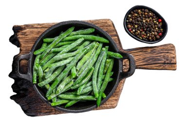 Tavada donmuş yeşil fasulye. Beyaz arkaplanda izole edilmiş, Üst görünüm