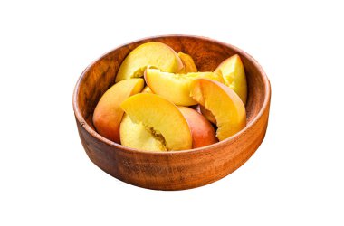 Dilimlenmiş şeftali, ahşap bir kasede organik meyve. Beyaz arka planda izole edilmiş. Üst görünüm