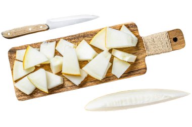 Kesme tahtasındaki sarı kavun dilimleri. Beyaz arka planda izole edilmiş. Üst görünüm