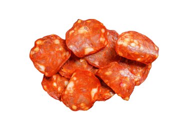 Chorizo sosisi ince kesilmiş. Baharatlı İspanyol salamı, kırmızı biber, biber. Baharatlı yemek. Beyaz arka planda izole edilmiş. Üst görünüm