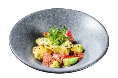 Avokado, domates ve roka salatası. Sağlıklı vejetaryen yemeği. Beyaz arka planda izole edilmiş. Üst görünüm