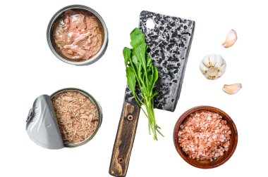 Konserve ton balığı konservesi, bütün ve doğranmış. Beyaz arka planda izole edilmiş. Üst görünüm