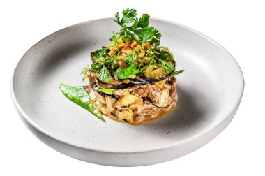 Baharatlı sığır eti dilimleri patates, domates, salatalık, maydanoz ve salata yapraklı ıspanak. Beyaz arka planda izole edilmiş. Üst görünüm