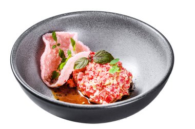 Avokado ve kırmızı havyarlı somon tartare. Beyaz arka planda izole edilmiş. Üst görünüm