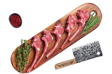 Biberiye ve kekik ile kasap panosunda çiğ kuzu pirzolası. İzole, beyaz arkaplan