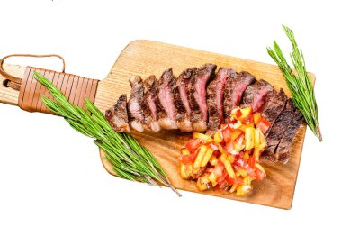 Izgara sığır filetosu ya da kesme tahtasının üzerinde otlarla birlikte picanha bifteği. Beyaz arka planda izole edilmiş. Üst görünüm