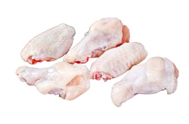 Baharatlı ve otlu taze çiğ tavuk kanatları. Beyaz arka planda izole edilmiş. Üst görünüm