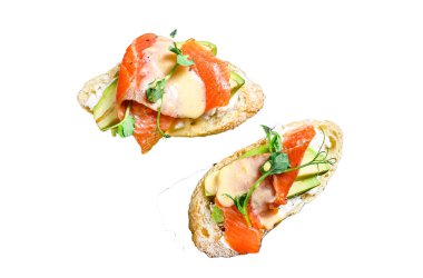 Avokado ve somonlu sağlıklı sandviç. Ispanak ve roka salatası. Siyah arka plan. Üst görünüm.