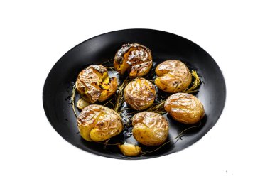 Köy fırınında pişmiş biberiyeli bebek patatesler. Beyaz arka planda izole edilmiş. Üst görünüm