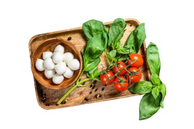 Mini mozzarella peyniri, fesleğen yaprağı ve vişneli domates, Caprese salatası. Beyaz arka planda izole edilmiş. Üst görünüm