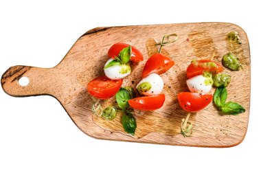Mozzarella peynirli sandviç, şiş, Caprese salatası. Beyaz arka planda izole edilmiş. Üst görünüm