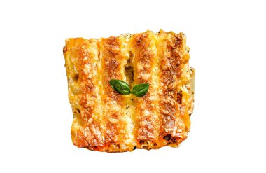 Biftek ve domates soslu İtalyan ev yapımı makarna. Beyaz arka planda izole edilmiş. Üst görünüm