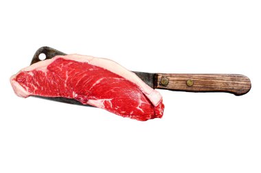 Satırda çiğ sığır filetosu. Mermer biftek. Beyaz arka planda izole edilmiş. Üst görünüm