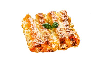 Beyaz arka planda izole edilmiş biftek ve domates soslu Cannelloni. Üst görünüm