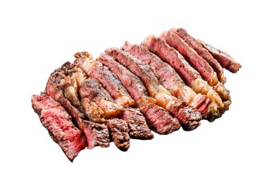 Biberli ızgara biftekli biftek. Beyaz arka planda izole edilmiş. Üst görünüm