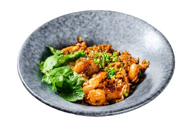 Tavada karidesli kızarmış pirinç. Beyaz arka planda izole edilmiş. Üst görünüm