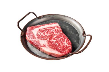 Çelik tepside çiğ wagyu bifteği. Beyaz arka planda izole edilmiş. Üst görünüm