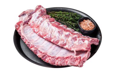 Çiğ domuz pirzolası ve çelik mutfak tepsisi. Beyaz arka planda izole edilmiş. Üst görünüm